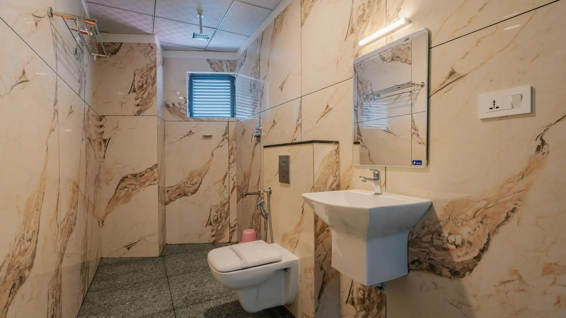 Urbn24 Business Class Hotel Kochi الهند