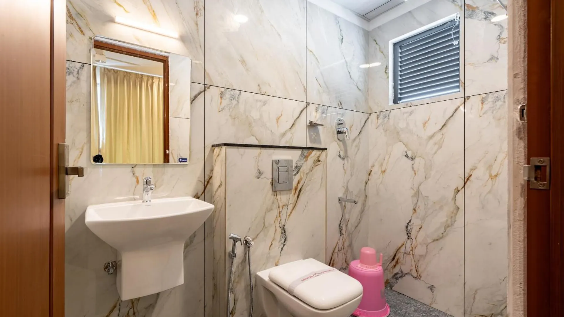 Urbn24 Business Class Hotel Kochi 2*,